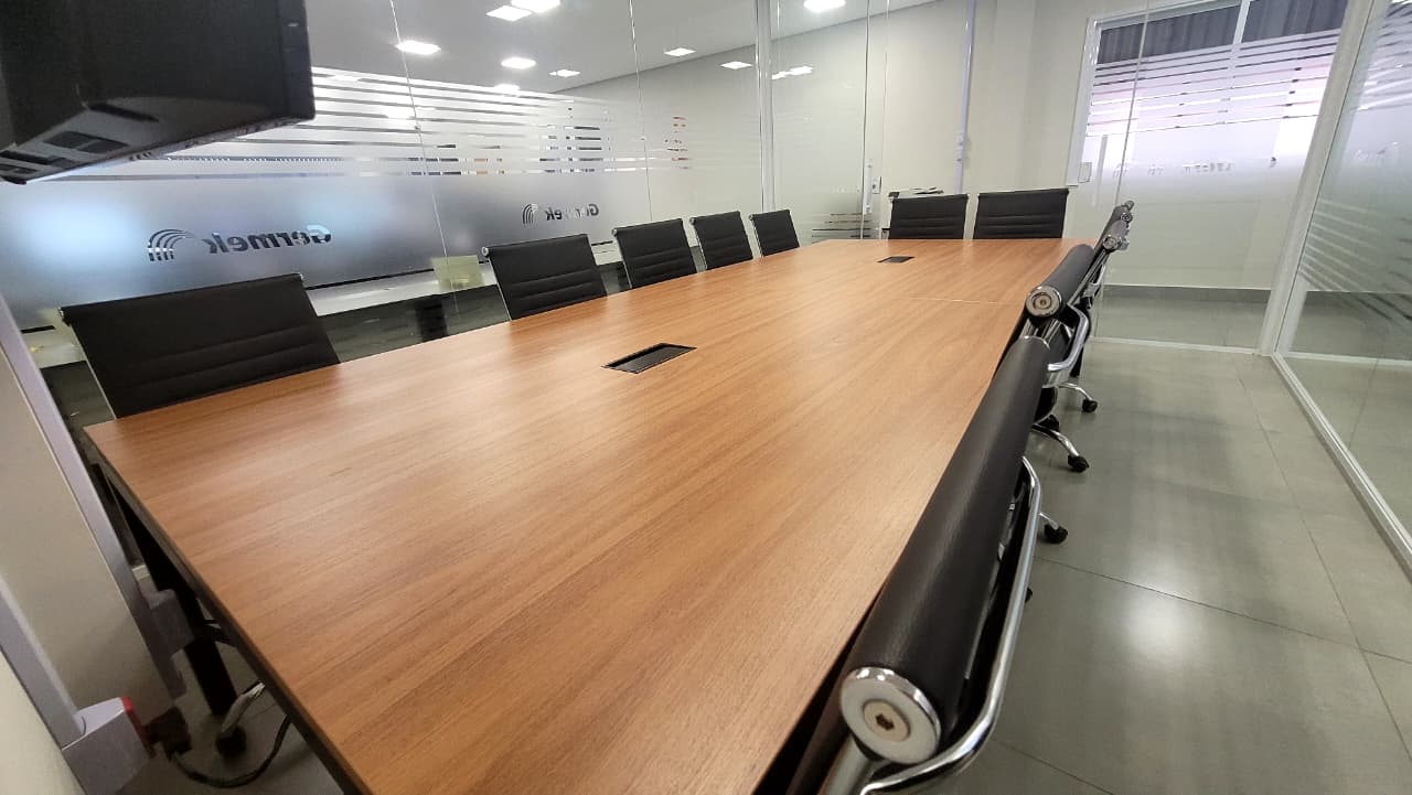 Sala de reunião corporativa entregue pela Equimaq para a Gemek